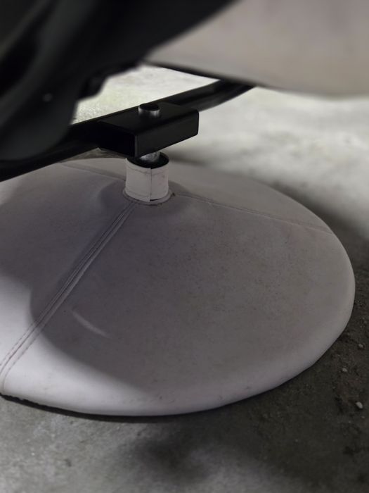 Poltrona reclinável branca com puff — ótima condição