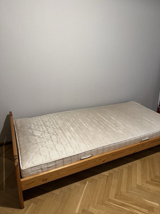 Łóżko z materacem