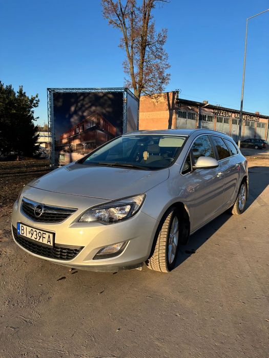Opel Astra Opel Astra J 1.6 Turbo 180 KM | 2011 | LPG STAG | Kombi | Niski przebi