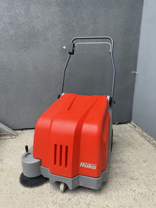 Професійна підмітальна машина Hako Sweepmaster B500 (Акумуляторна)