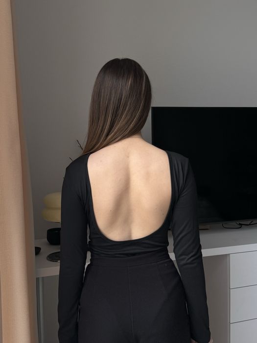 Чорне боді з відкритою спинкою