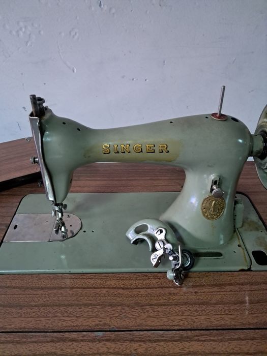 Máquina de costura verde com estrutura em ferro