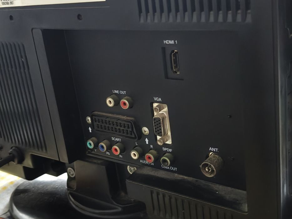 TV  pequena com HDMI