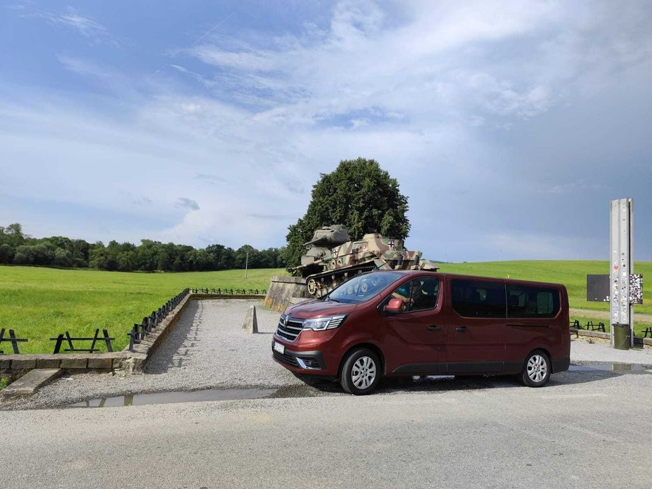 Wynajem busa Renault Trafic- 9 osób