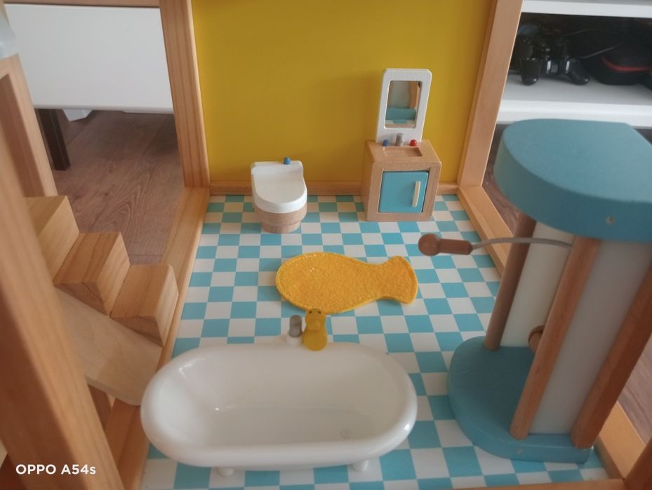 Casa de bonecas com muito pouco usopremiada de boa qualidade em madeira marca alemã Hape