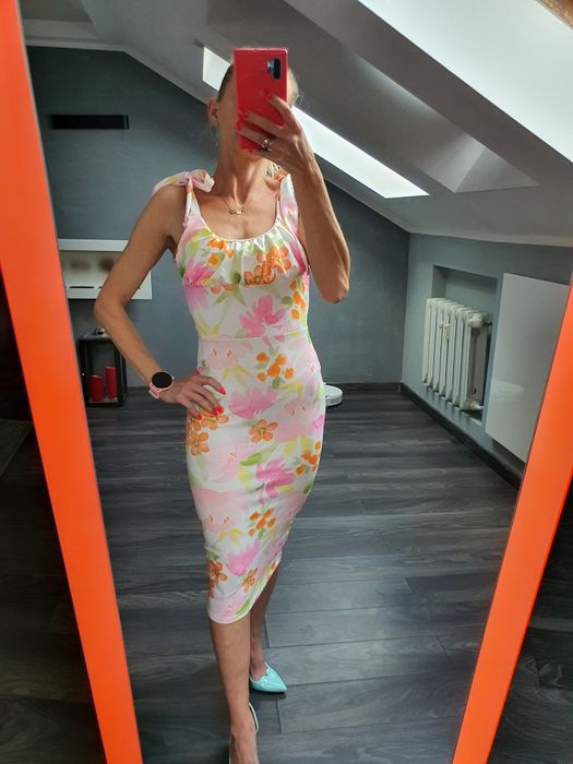 Letnia sukienka marki PrettyLittleThing
