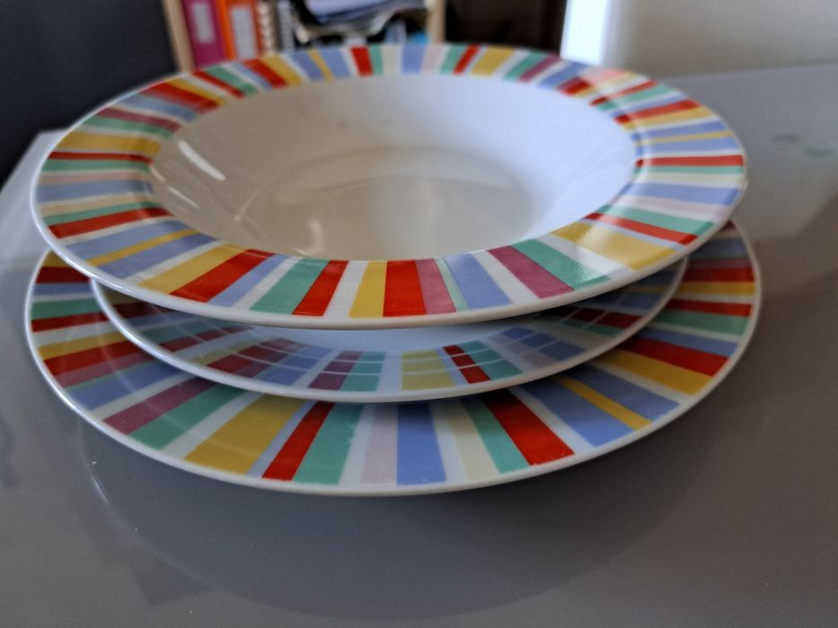 Conjunto de pratos às riscas