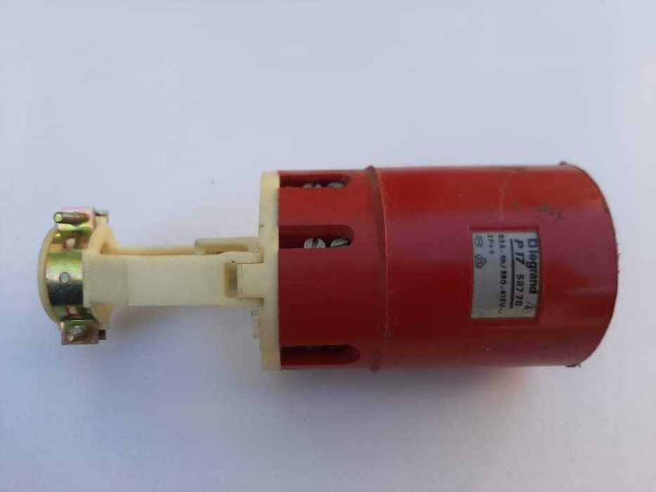 Ficha trifásica marca Legrand