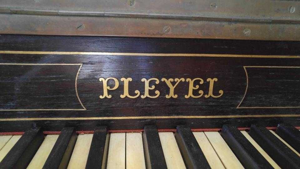 Piano clássico PLEYEL