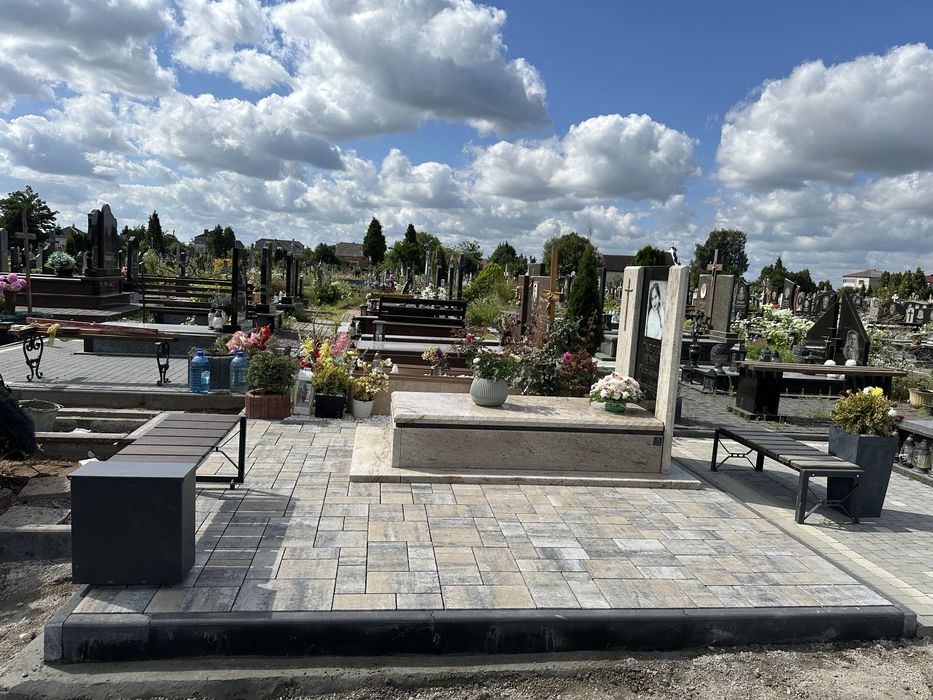 Укладання бруківки на цвинтарі біля памятників.