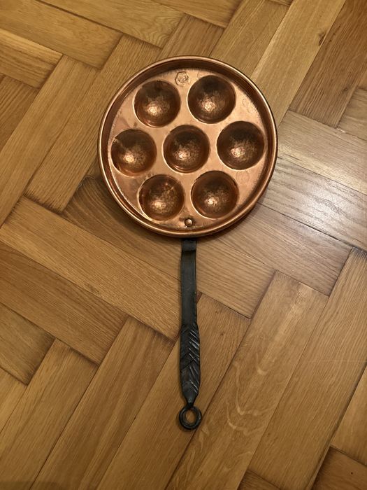 Miedziana patelnia do jajek