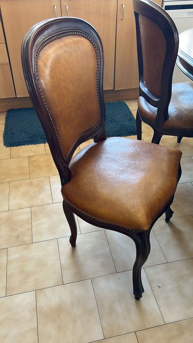 Vendo linda mesa de jantar com 6 cadeiras