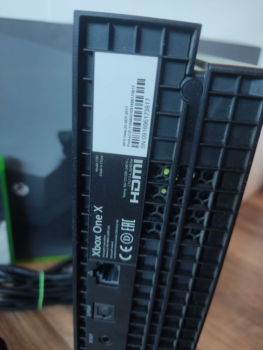 Xbox one x 1tb pad gry