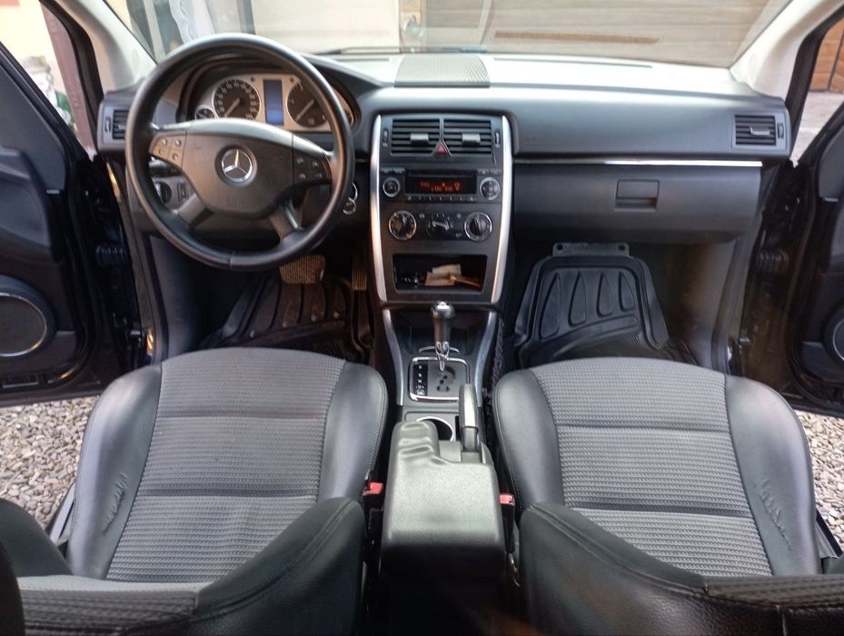 Mercedes-Benz 2.0 дизель/автомат / 2005 рік / зимова резина