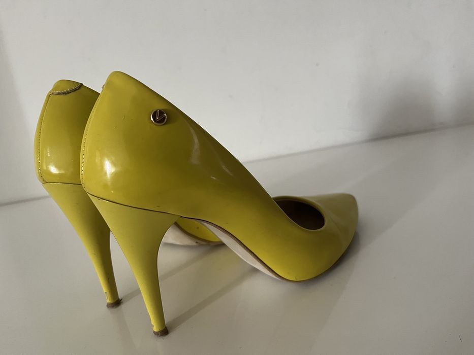 Buty szpilki Venezia żółte lakierowane rozm. 37 Piękne