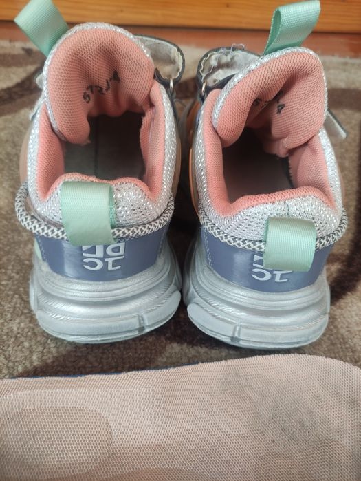 Кроссовки для девочки