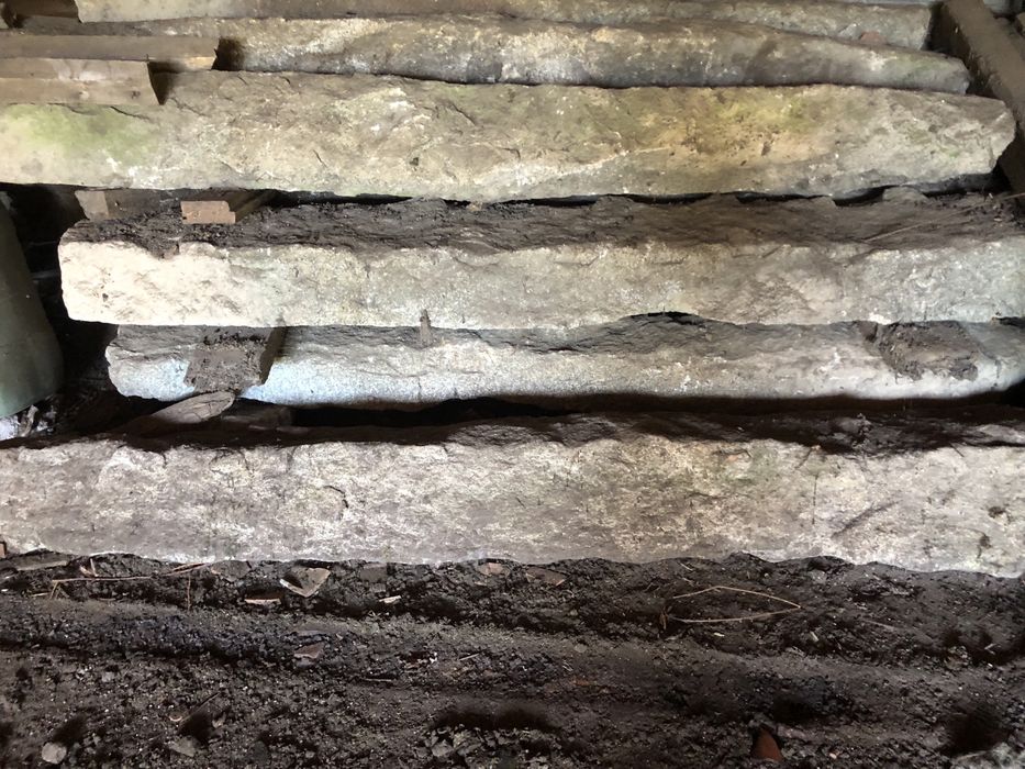 Vendo esteios de pedra