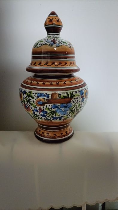 Louça de Coimbra pintada a mão