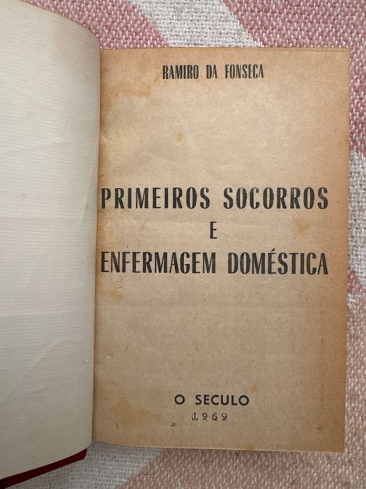 2 livros (Livro do Doente e Primeiros Socorros e Enfermagem Doméstica
