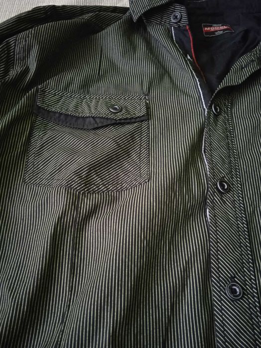 ciemna męska koszula w prążki zielono złota, modely L 41 / 42