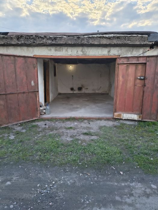 Продам  гараж за лікарнею.