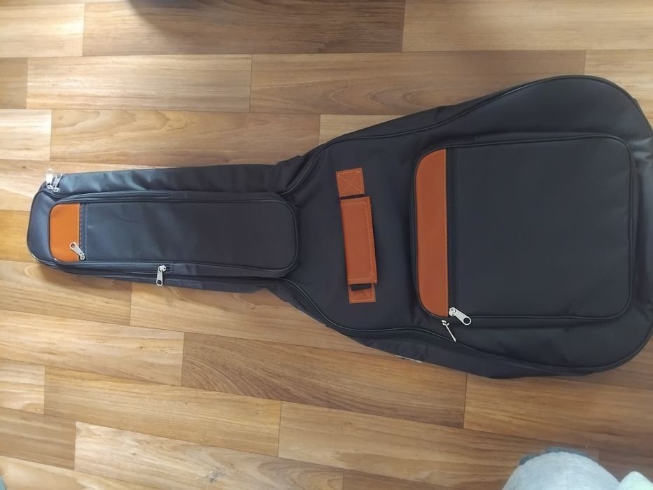 Bolsa para violão ou baixo de tecido Oxford preto com detalhes em castanho.