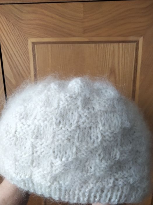 Продам женские вязаные шапки из козьего пуха