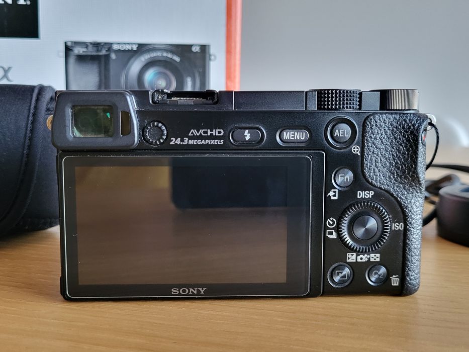 Sony a6000 com kit lens (3.5-5.6/PZ 16-50 OSS) e alguns acessórios