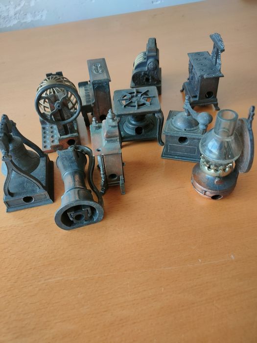 Conjunto de apara-lápis em metal.
