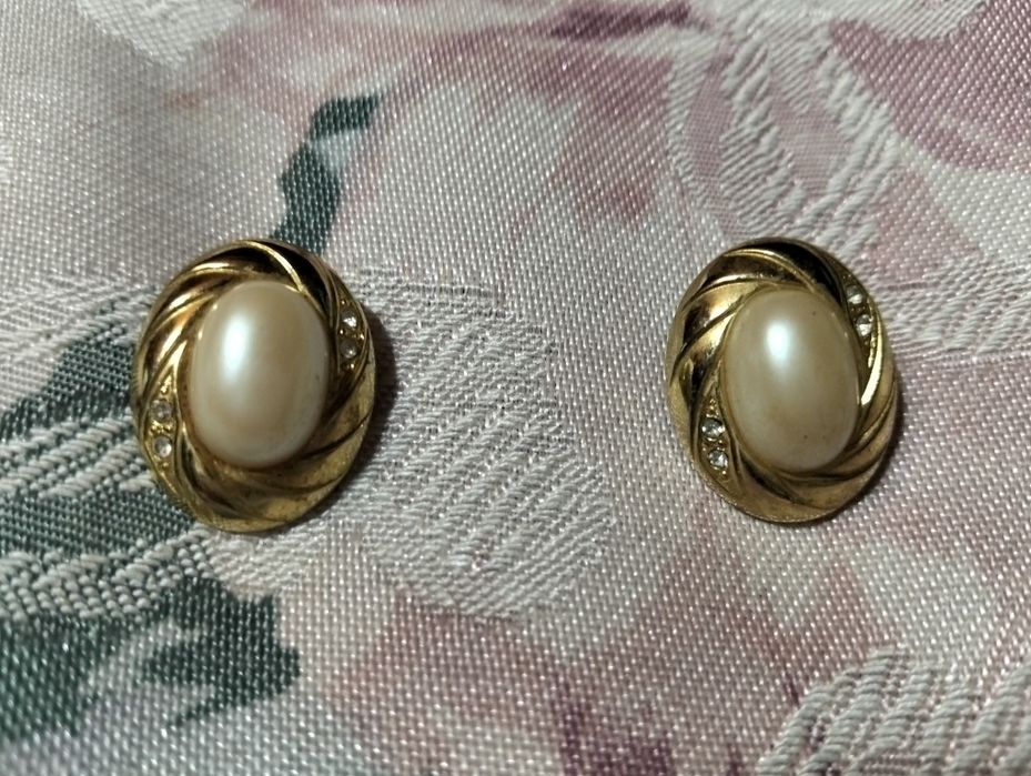 Brincos Vintage Dourados com Pérola Central e Cristais