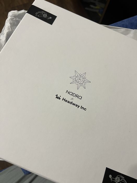 Порцелянова тарілка з елементами ручного розпису