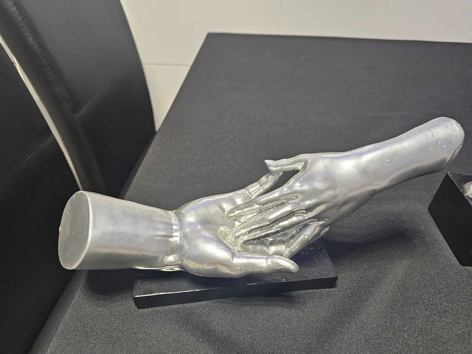 Estatuas modernas de mãos prateadas