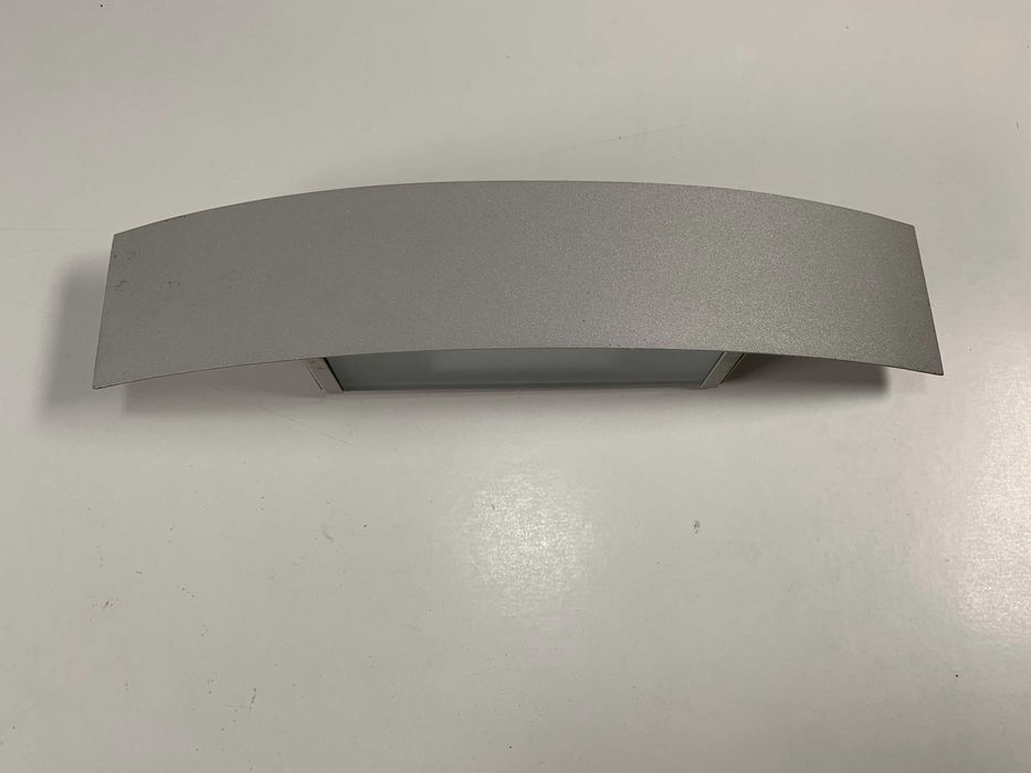 Aplique de parede em aço e vidro.