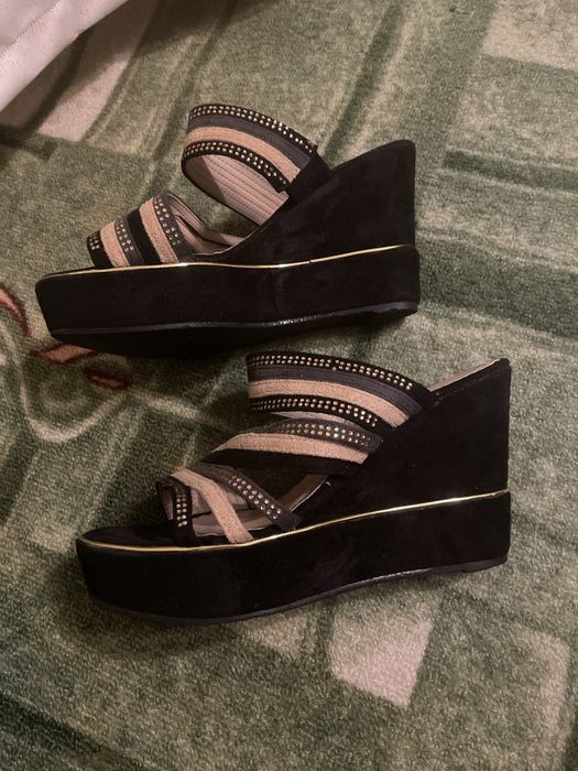 Віддам босоніжки