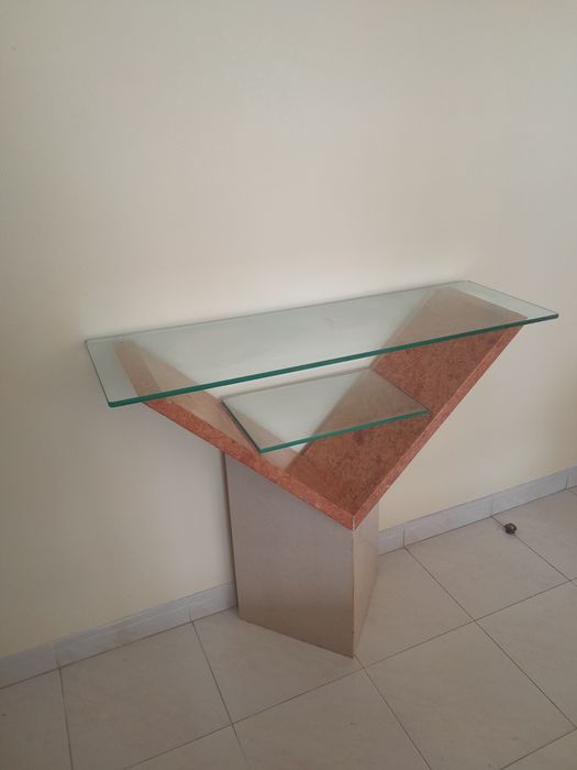 Mesa de entrada em mármore com tampo de vidro