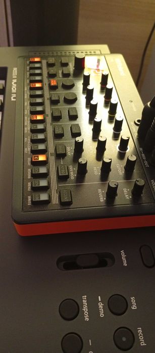 Sintetizador Roland Aira S1 + Roland Aira T8 drum machine