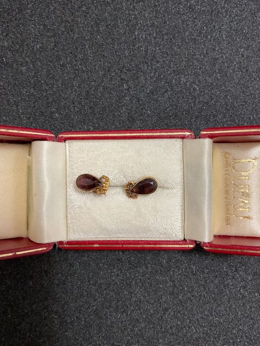 Brincos clássicos de senhora com pedras
