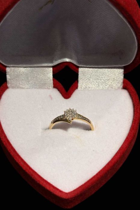 Złoty pierścionek zaręczynowy z diamentem APART