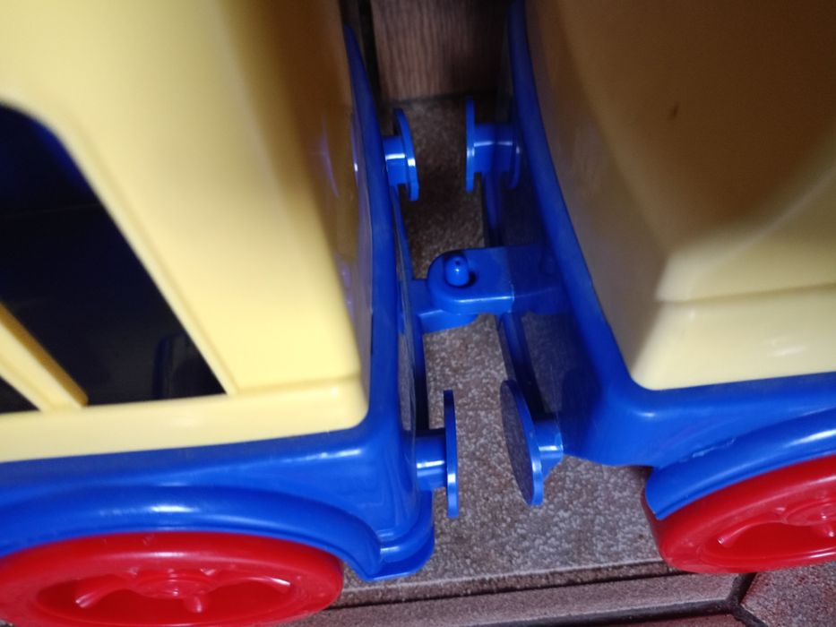 Большой паровоз с вагоном