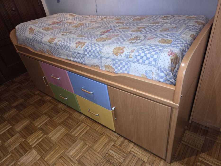 Cama alta com gavetas e portas