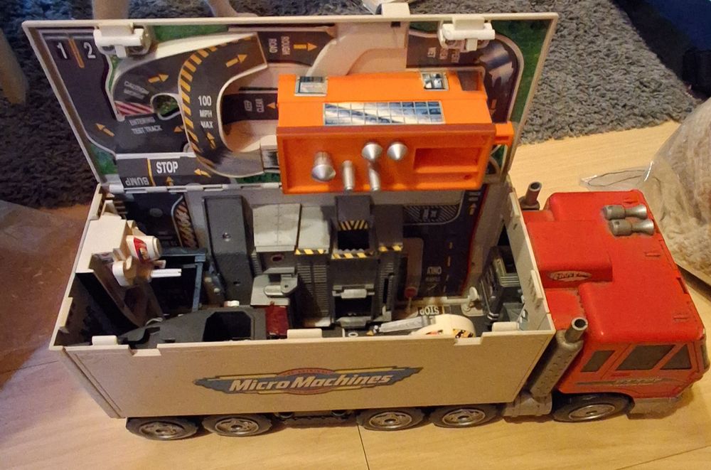 Camião Micro Machines interactivo