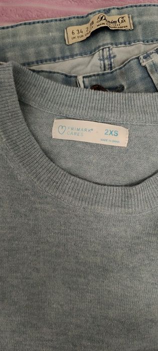 Conjunto de calças de ganga e blusa azul usados