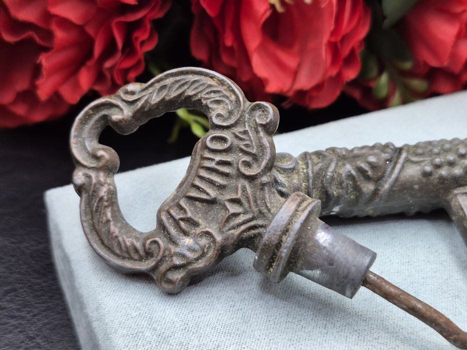 Stary otwieracz do butelek korkociąg