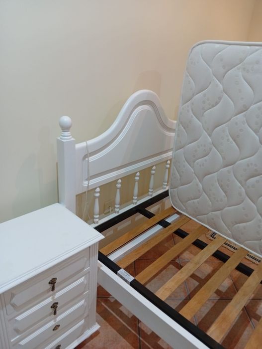Cama 90x200 e mesa de cabeceira