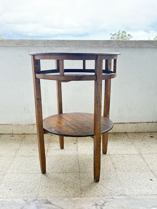 Mesa redonda com tampo inferior