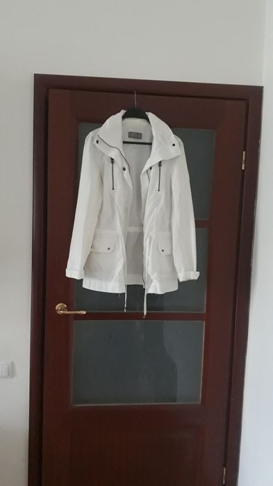 Zara cienka kurtka z kieszeniami i chowanym kapturem roz.S