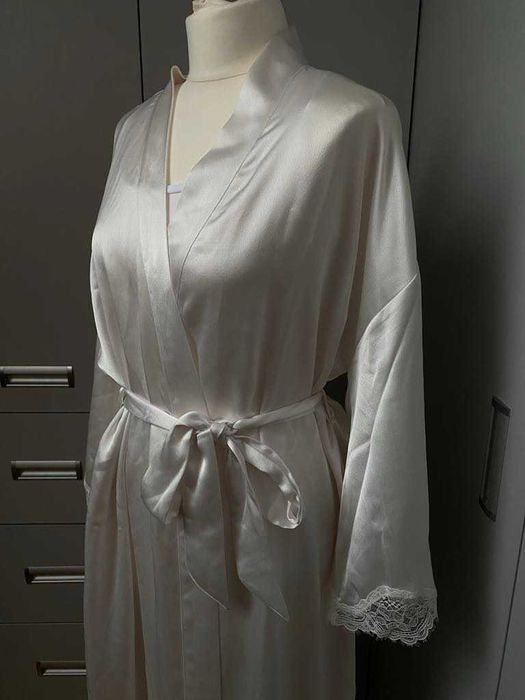 Victoria's Secret Długi satynowy szlafrok z koronką