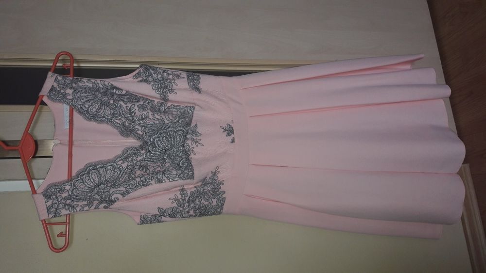 Sukienka pudrowy róż z szarą koronką