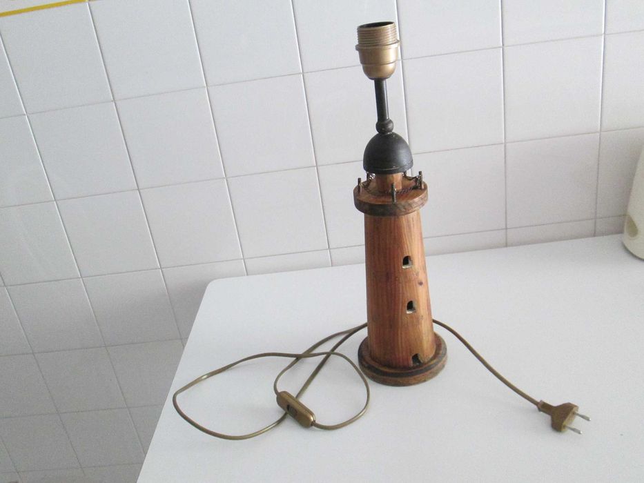 Candeeiro de mesa em forma de farol