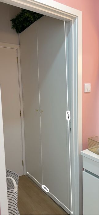 Armario branco com prateleiras internas